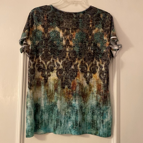 Women’s patterned short sleeve patterned T-shirt, v-neck in green, brown, white. - Picture 5 of 5